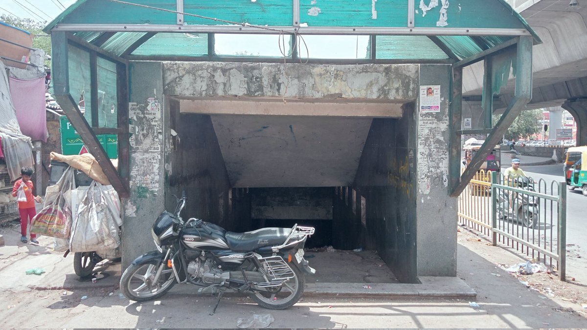 ahmadraja578's tweet image. @AtishiAAP  मैडम ये देखिये ये बदरपुर विधानसभा में बदरपुर वार्ड में सुभाष कैम्प स्थित अंडरपास है.. आपकी नज़रे इनायत इस पर भी हो जाये बहुत मेहरबानी होगी
अहमद रज़ा भारतीय
AAP कार्यकर्ता
@ArvindKejriwal