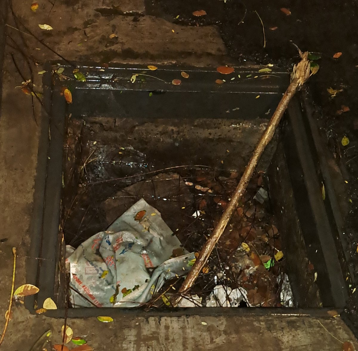 1) Open Manhole outside Sai Darshan CHS, SVP Nagar, Near Versova Telephone Exchange, Andheri W.

Pls cover b4 n unsuspecting citizen gets hurt

2) Wire dangling precariously, right above the manhole

@mybmcwardKW @mybmc @MumbaiPolice @AndheriLOCA @rohanrathodBJP @SVPnagar400053 https://t.co/mBgHhlL10u