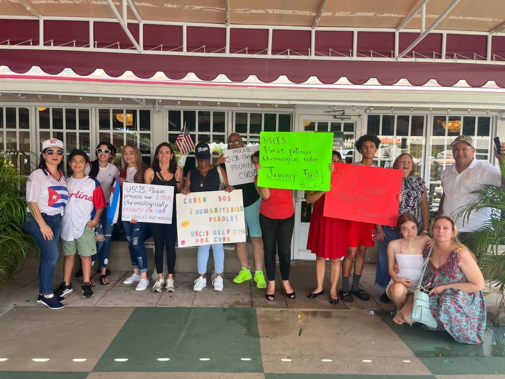 Comienzan a llegar los primeros cubanos 🇨🇺 a la manifestación para pedir pacíficamente por los casos de parole de enero y febrero. #parolehumanitario #soscuba #ordencronologico #uscis <a href="/USCIS_es/">USCIS Español</a> <a href="/USCIS/">USCIS</a>