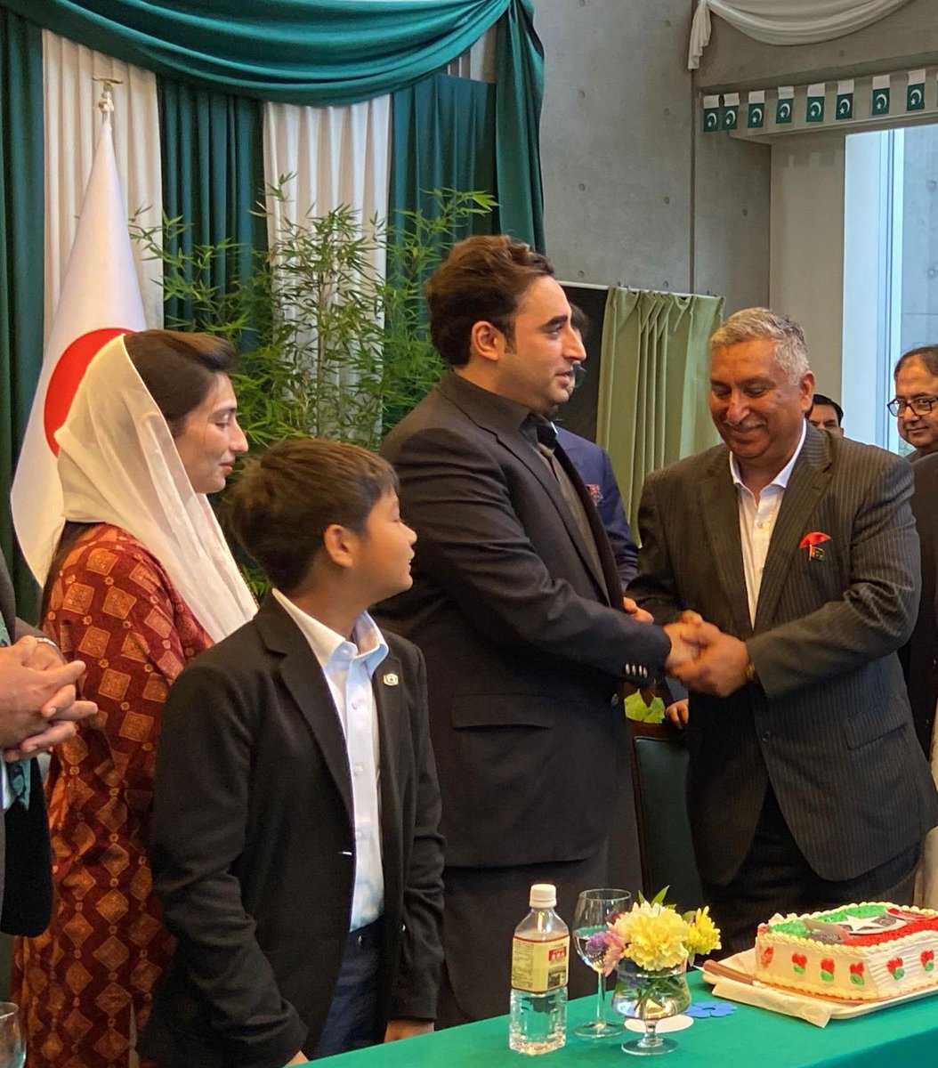 JavedRRaymond's tweet photo. Party workers and Pakistani community in 
#Japan 
celebrating 70th Birthday of #SMBB
Foreign Minister @BBhuttoZardari 
and Bibi 
@AseefaBZ 
participated specially. https://t.co/ka8inQAvL7