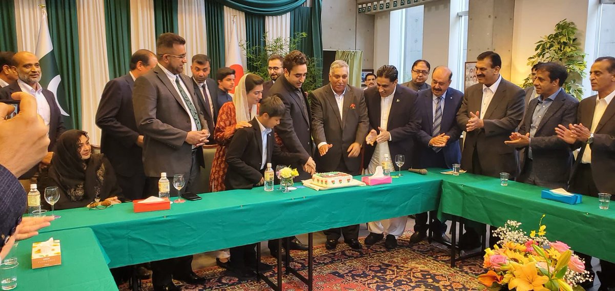 JavedRRaymond's tweet photo. Party workers and Pakistani community in 
#Japan 
celebrating 70th Birthday of #SMBB
Foreign Minister @BBhuttoZardari 
and Bibi 
@AseefaBZ 
participated specially. https://t.co/ka8inQAvL7
