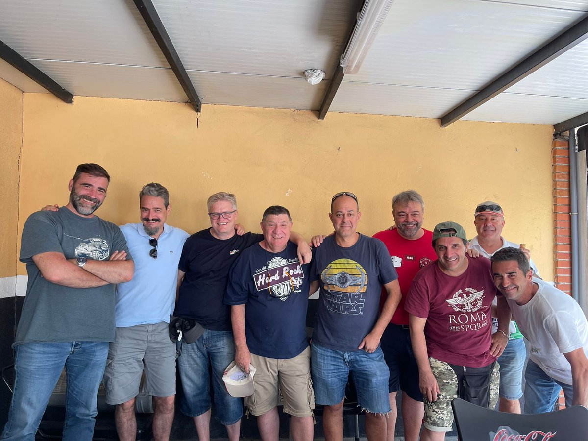 Después de la última FIO, antes de las vacaciones, nos vamos de comida para celebrar un fin de semana de eventos aeronáuticos. 🍻🍻