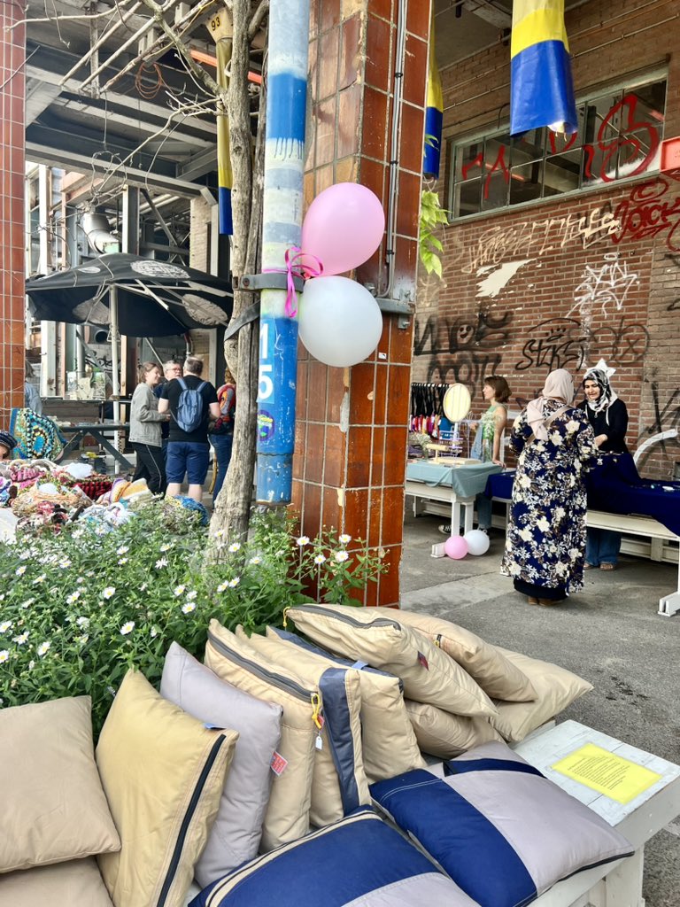 social_label_'s tweet image. @DoGoodMarket met enthousiaste deelnemers werkplaatsen, creatieve en sociaal ondernemers in de Makerstraat @werkwarenhuis en #sociallabel #shop