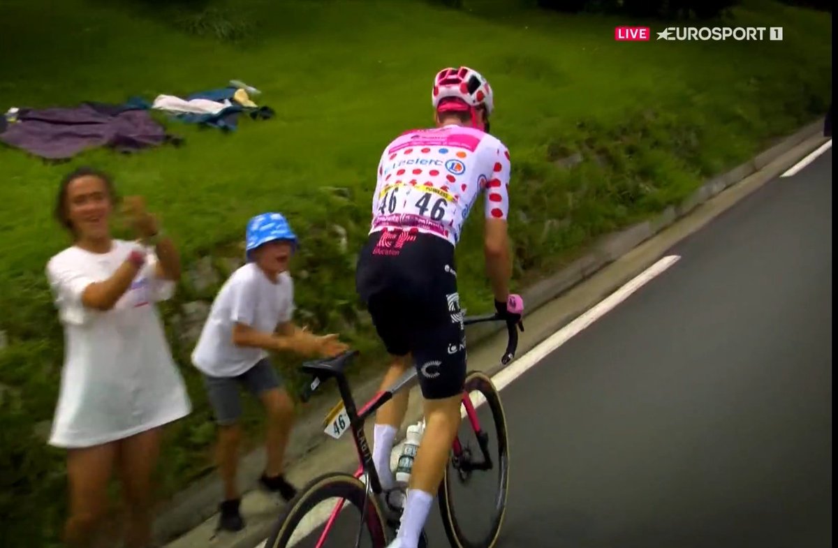 Miroir2Cyclisme's tweet photo. Chapow Neilson !
#neilsonPowless #kom #tdf #tdf2023 #lesrp https://t.co/bhHBjfkCX8