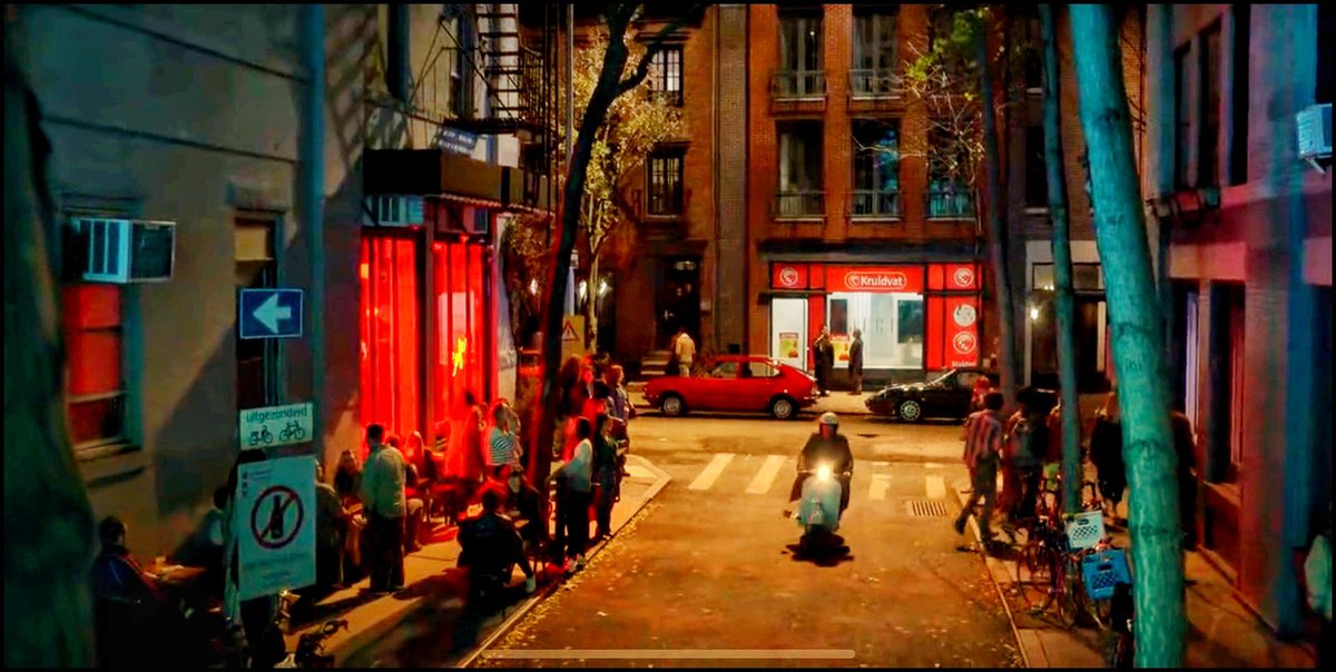 SATC-vervolg #AndJustLikeThat had een scene in Amsterdam nodig. Compleet met #RedLights, ge- en verbodsborden van <a href="/AmsterdamNL/">Gemeente Amsterdam</a> , fietsen met mandjes voorop en uiteraard een <a href="/Kruidvat/">Kruidvat</a>! Verder gewoon een straat in NYC, gok ik. <a href="/hbomaxnl/">HBO Max Nederland</a> #sexandthecity