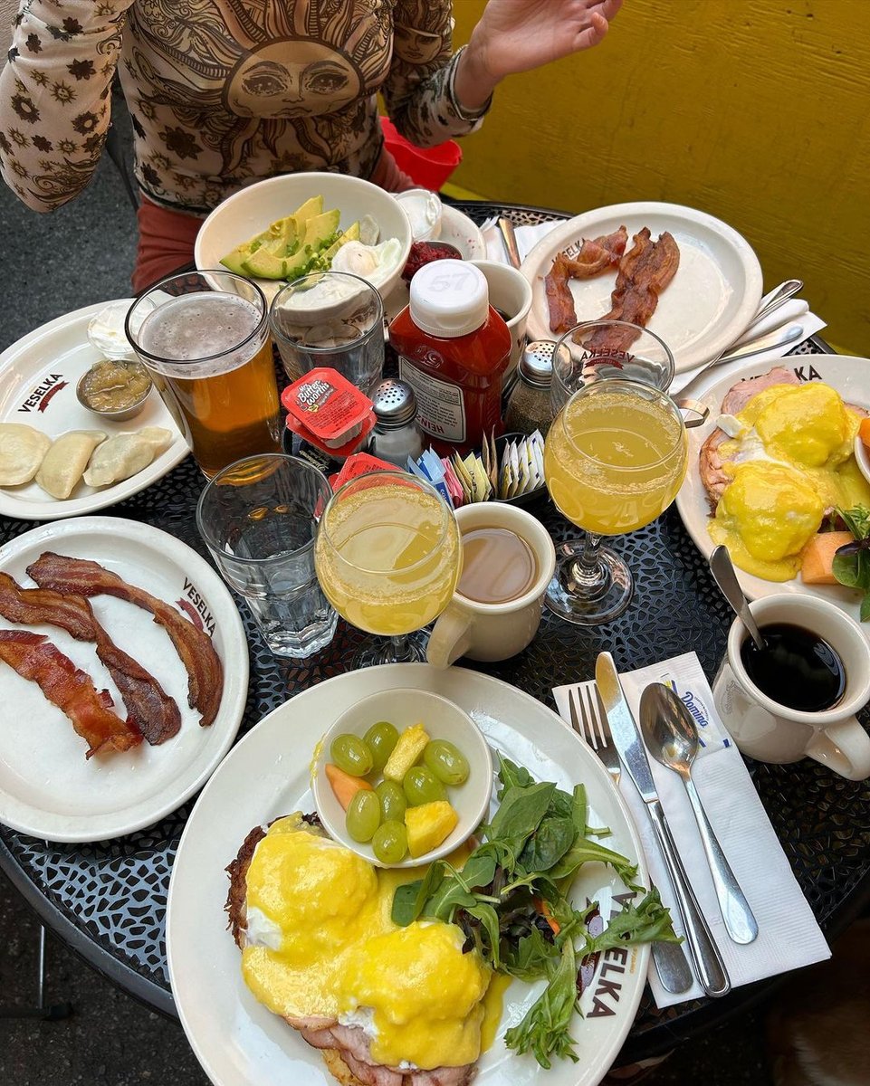 veselkanyc's tweet photo. #repost @marymegahy a Sunday treat
#brunch #sundaybrunch #brunchmenu #eastvillagenyc #littleukraine #foodport #instafood #forkyeah #veselkanyc #StandWithUkraine https://t.co/DwULOUl3MU