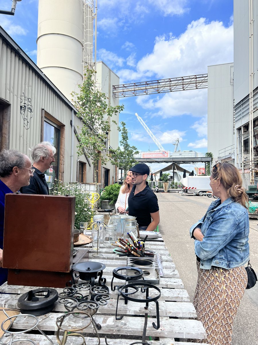 DoGoodMarket's tweet image. Gezellige veelkleurige #dogood markt met zelfgemaakte producten @werkwarenhuis op terrein @Tramkade ism werkplaatsen, diverse creatieve en sociaal ondernemers