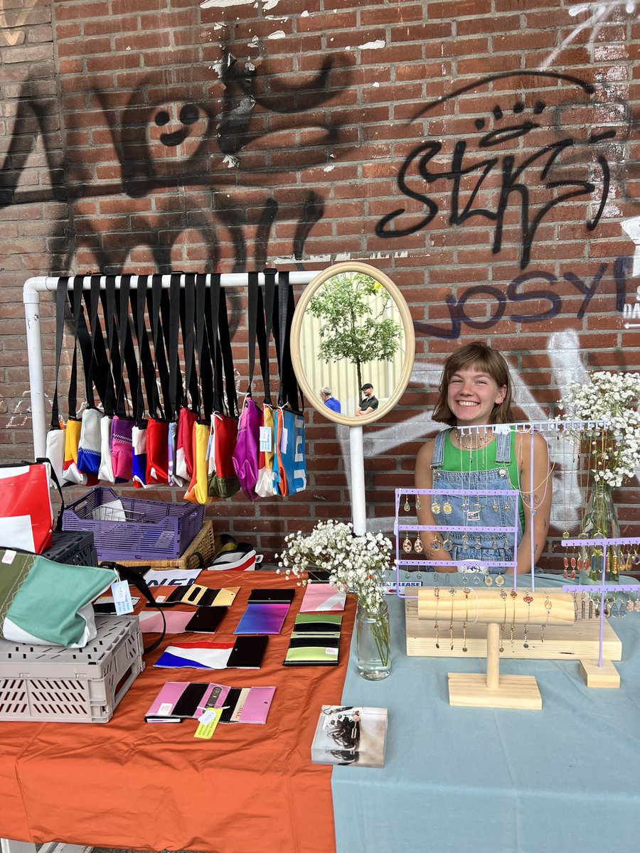 DoGoodMarket's tweet image. Gezellige veelkleurige #dogood markt met zelfgemaakte producten @werkwarenhuis op terrein @Tramkade ism werkplaatsen, diverse creatieve en sociaal ondernemers