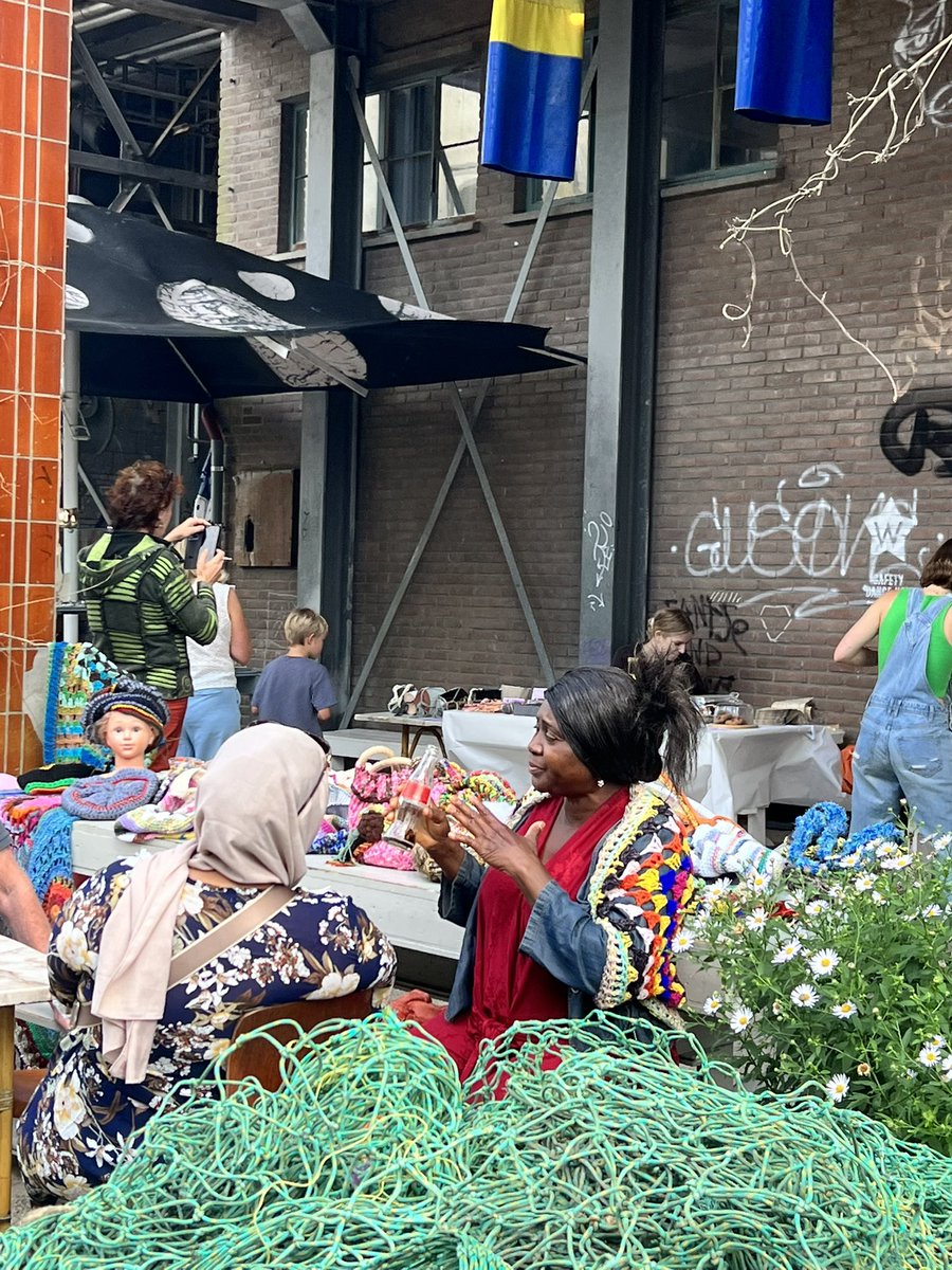 DoGoodMarket's tweet image. Gezellige veelkleurige #dogood markt met zelfgemaakte producten @werkwarenhuis op terrein @Tramkade ism werkplaatsen, diverse creatieve en sociaal ondernemers