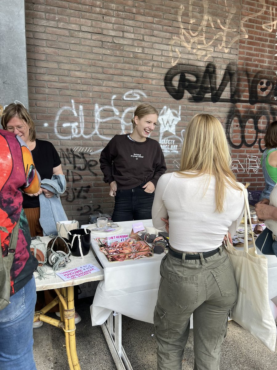 DoGoodMarket's tweet image. Gezellige veelkleurige #dogood markt met zelfgemaakte producten @werkwarenhuis op terrein @Tramkade ism werkplaatsen, diverse creatieve en sociaal ondernemers