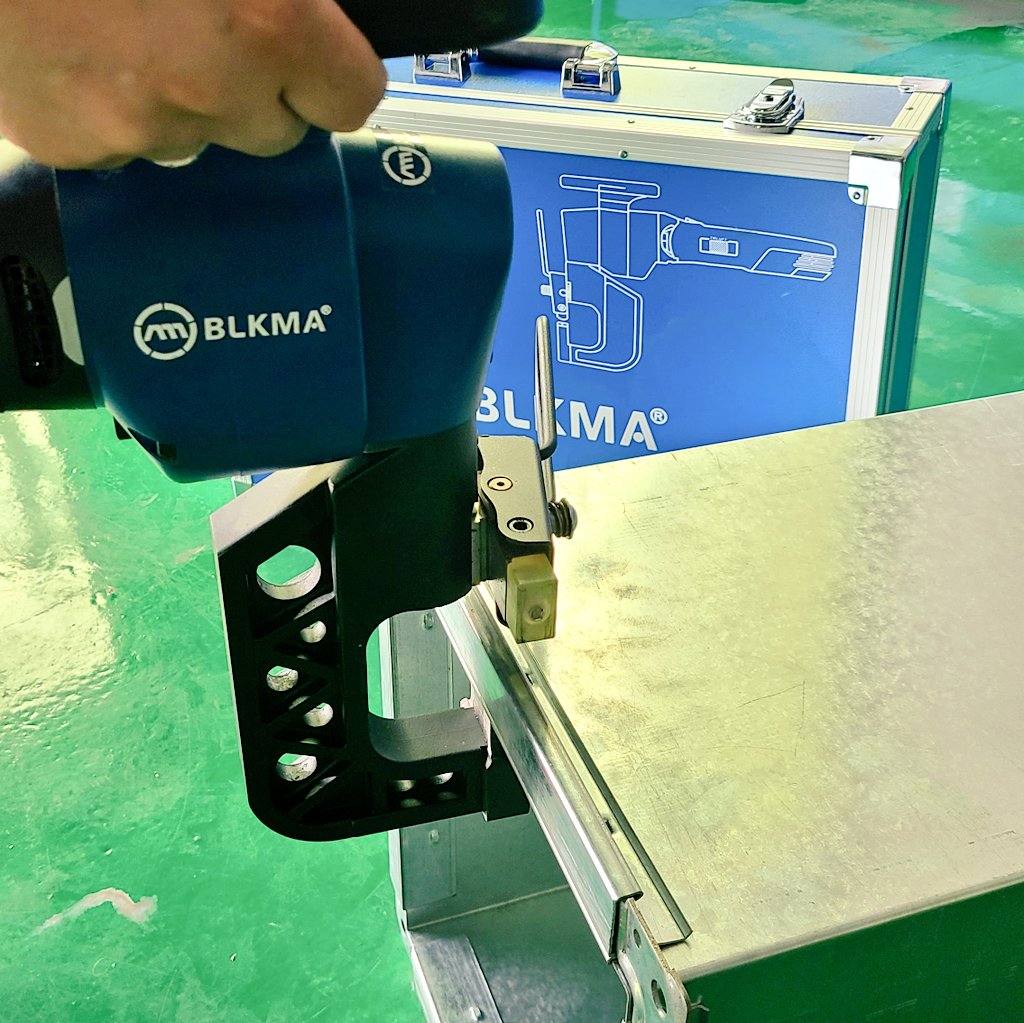 BLKMA_Machinery's tweet photo. BLKMA Duct TDC Flange Electric Clinching Tool / Handheld clinching machine
Email: info@blkma.com
#BLKMA
#DuctMachine
#HVAC
#ductwork https://t.co/ZT7yTahG3z