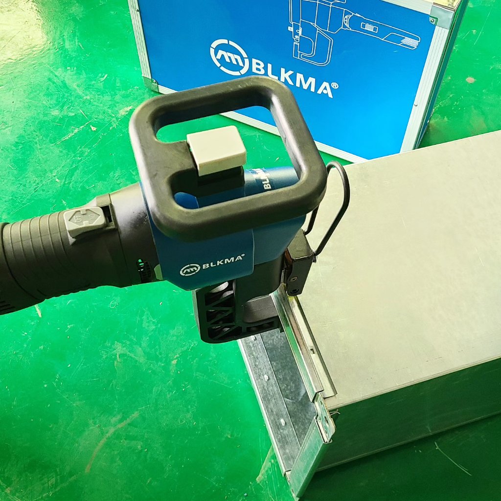 BLKMA_Machinery's tweet photo. BLKMA Duct TDC Flange Electric Clinching Tool / Handheld clinching machine
Email: info@blkma.com
#BLKMA
#DuctMachine
#HVAC
#ductwork https://t.co/ZT7yTahG3z