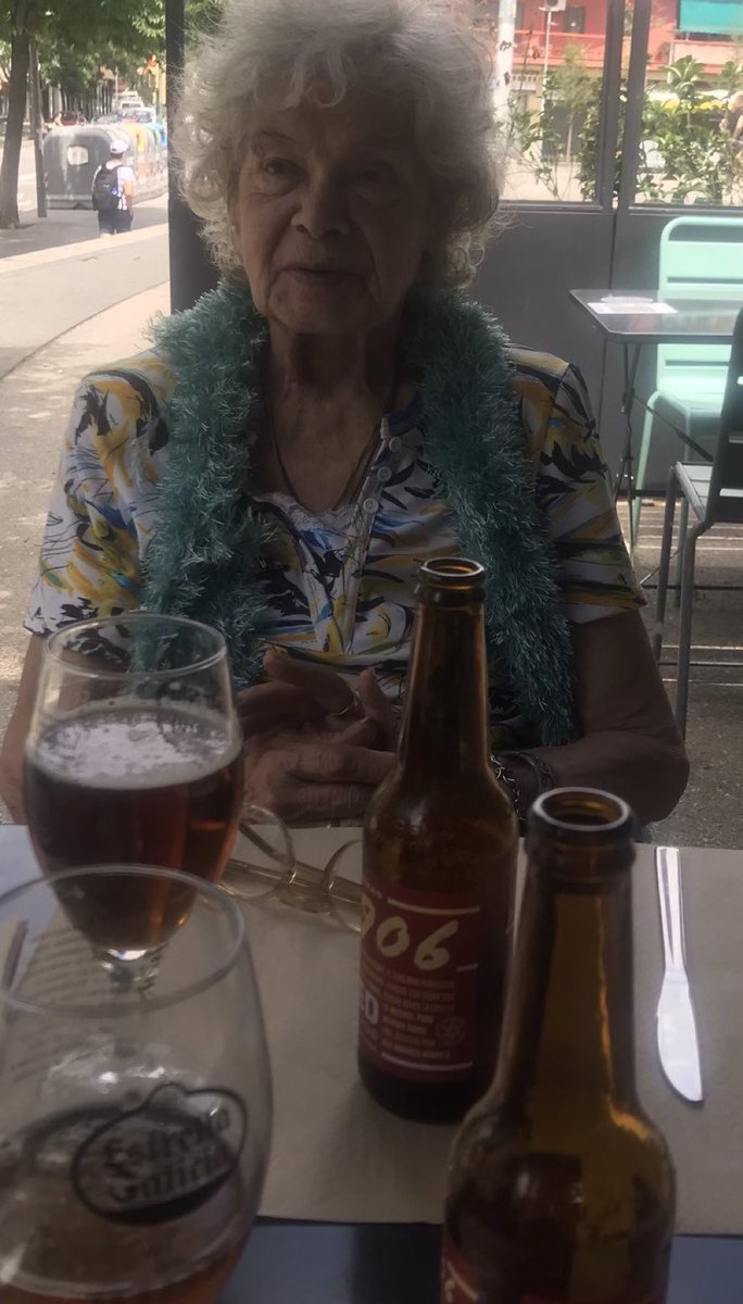 dolors2022's tweet photo. (1/2) Elles eren boniques, valentes, bones i molt consagrades. Feia 10 anys que no es parlaven. Últimament, jo m'havia sentit més propera a la tieta, sense adonar-me lo  molt que estimava la mare.👇 https://t.co/iWSe2f7n97