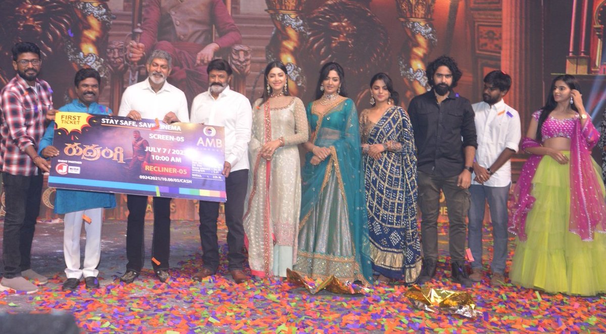 NaveenaActress's tweet photo. #Rudrangi telugu movie pre Release event #actress Naveena reddy
#Nadamuribalskrishna #JagapathiBabu #Rasamayibalakishan #ajaysamrat #mamtamohandas #vimalaRaman #ashishgandi https://t.co/gvcUHo1X9s