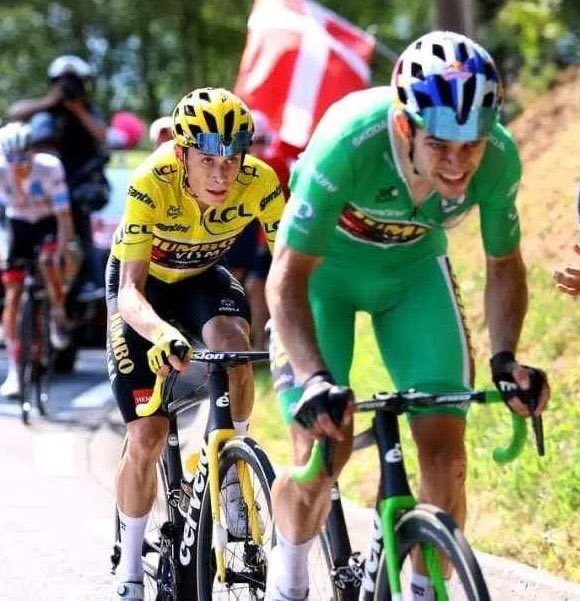 Hier zie, mijnheer Vingegaard. Zoek de zeven verschillen. Hij deed het kilometerslang in tal van ritten. U had het vandaag ocharme 500 meter kunnen doen: eens vol op kop rijden voor een ander. #TdF2023