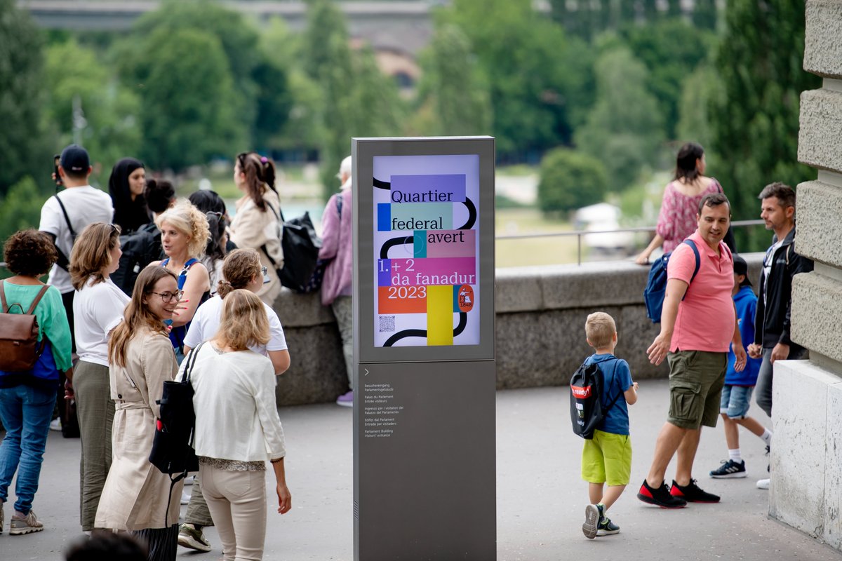 ParlCH's tweet photo. Les "Portes ouvertes dans la Berne fédérale a attiré 70000 visiteurs de toute la Suisse. Le bilan de ces journée unique, organisée à l'occasion du 175e anniversaire de notre Constitution, est tout à fait positif. 🧡Merci pour votre intérêt et un bon retour chez vous. #175ansConst https://t.co/QH8aTmVwWU