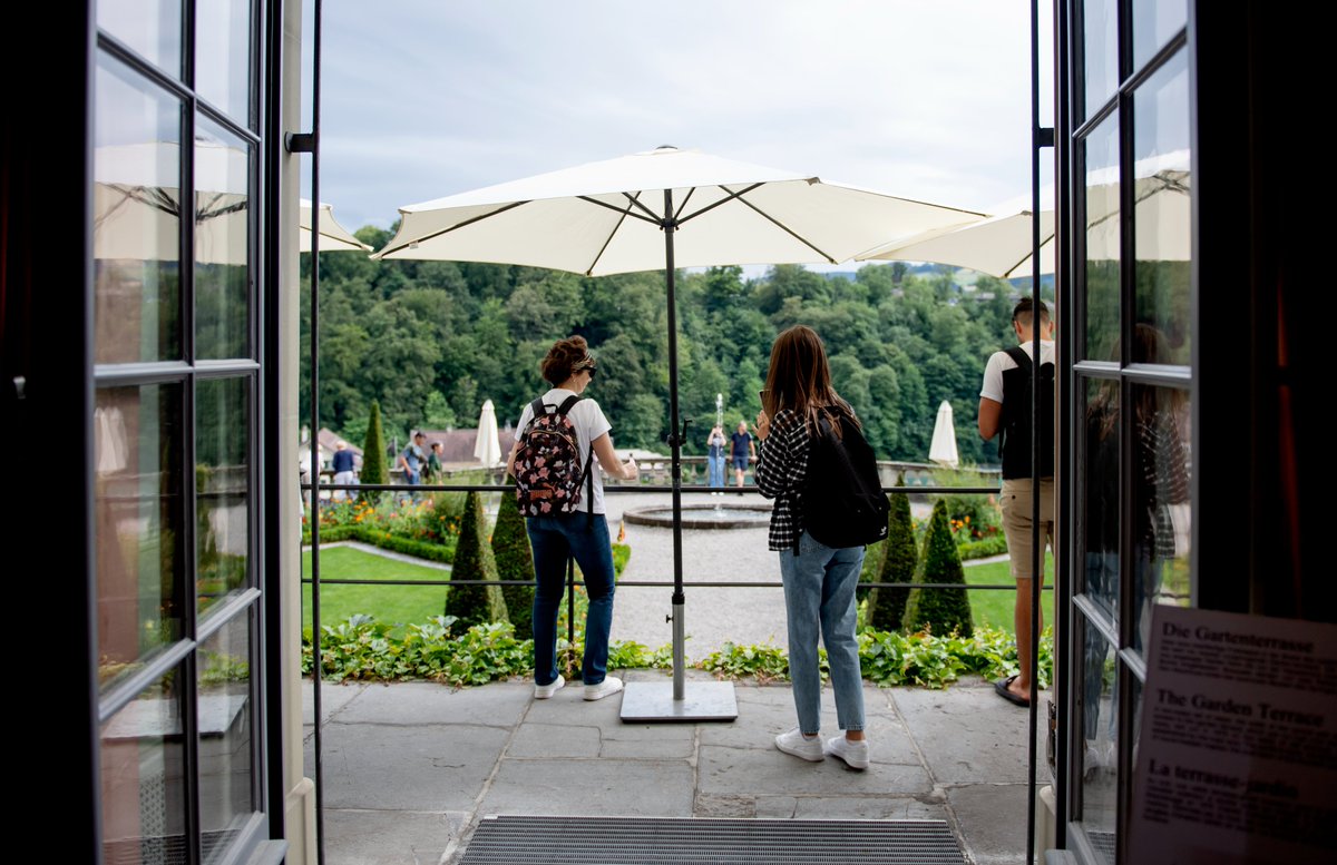 ParlCH's tweet photo. Les "Portes ouvertes dans la Berne fédérale a attiré 70000 visiteurs de toute la Suisse. Le bilan de ces journée unique, organisée à l'occasion du 175e anniversaire de notre Constitution, est tout à fait positif. 🧡Merci pour votre intérêt et un bon retour chez vous. #175ansConst https://t.co/QH8aTmVwWU