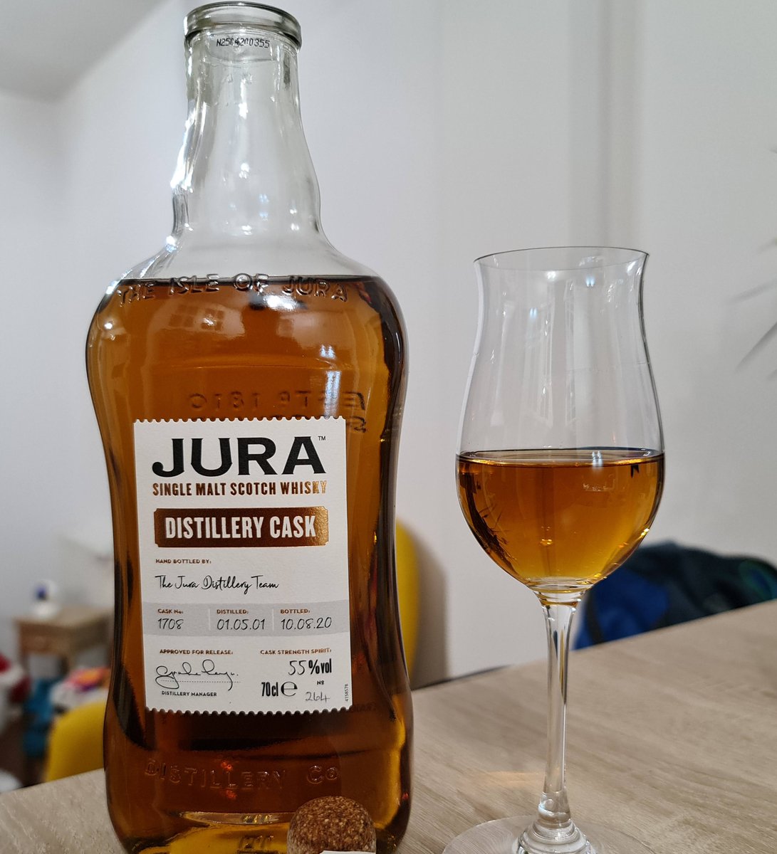 Malt_book's tweet photo. 🥃 Whisky's a lot like treasure hunting, and folks, I think I've struck gold with this one! 🏆 Unearthed from an auction.

 Here's to the thrill of the hunt, the joy of discovery, and the taste of victory - or should I say, Jura? 🎩

 #JuraSingleCask #AuctionTreasure https://t.co/PiTOLmhCX7