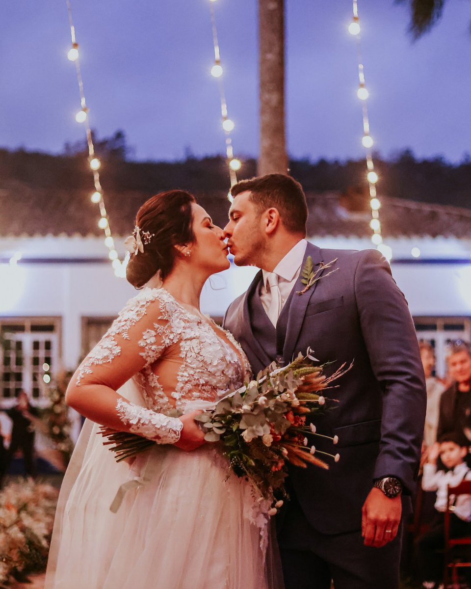 blessends_'s tweet image. Nesse dia especial, o amor se espalhou pelo ar, contagiando a todos ao redor. O casal recém-casado, envolvido pela felicidade, compartilha sorrisos e abraços com os queridos convidados, que testemunharam esse momento único. #casamentos2023 #noiva #noivo