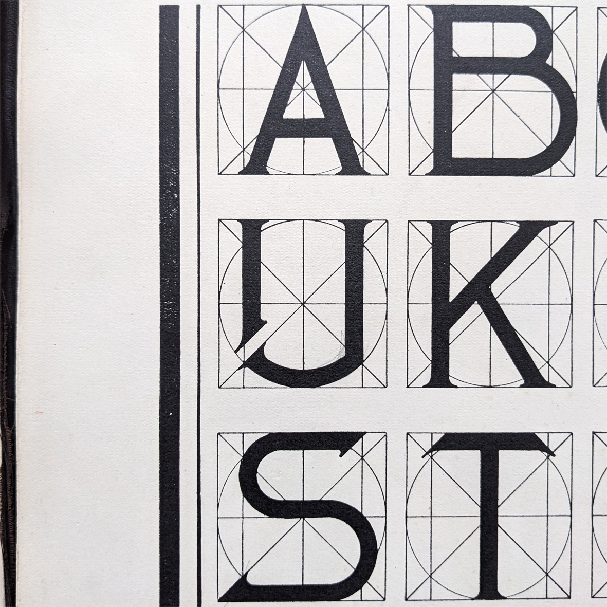 h_donker's tweet photo. Starting with Lettervormen: Leiddraad voor duidelijke en aesthetische toepassing van letters, samengesteld door J. Mammen (circa 1925). A map containing stunning plates, presenting old and new letterforms in both block and script letters. Several of these include #DutchIJ's. https://t.co/cXSSZ2hd0A