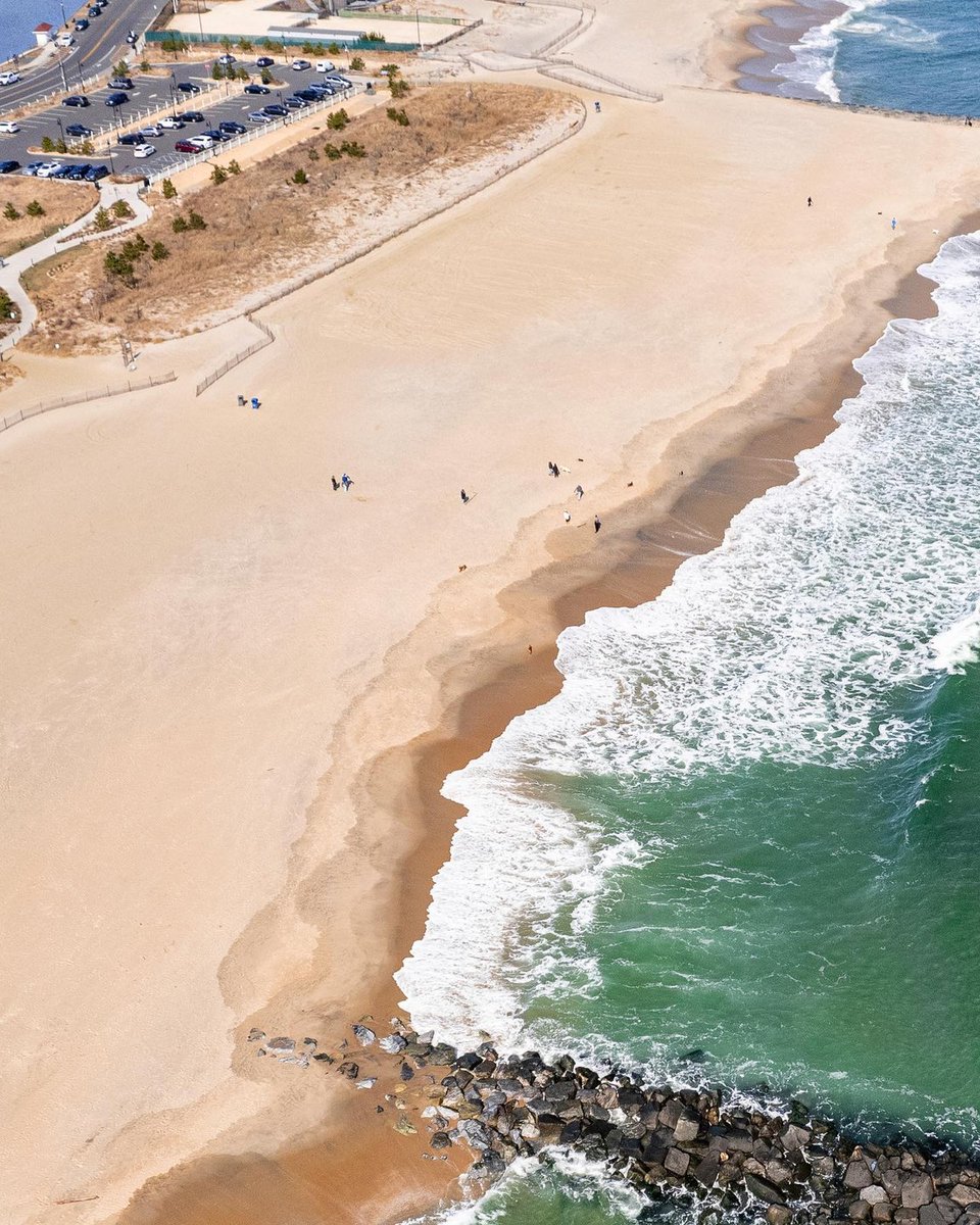 Visit_NJ's tweet photo. Barks at the beach, nothing better than sharing summer days with our furry friends.🐾
📍Asbury Dog Beach Park, New Jersey 
.
.
.
📷: @connorkanephotography (via Instagram)
#VisitNJ #NewJersey #NJSummer #NJDogBeach #AsburyPark https://t.co/cGPKyBRA2S
