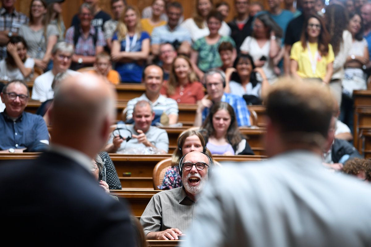 ParlCH's tweet photo. Il "Miglio federale aperto" ha attirato 70'000 visitatori nella città federale. Il bilancio di questo evento unico in occasione del 175° anniversario della Costituzione federale è stato positivo. 🧡Grazie per l'interesse dimostrato e buon viaggio di ritorno. #175anniCost https://t.co/s7YoKDQKTo