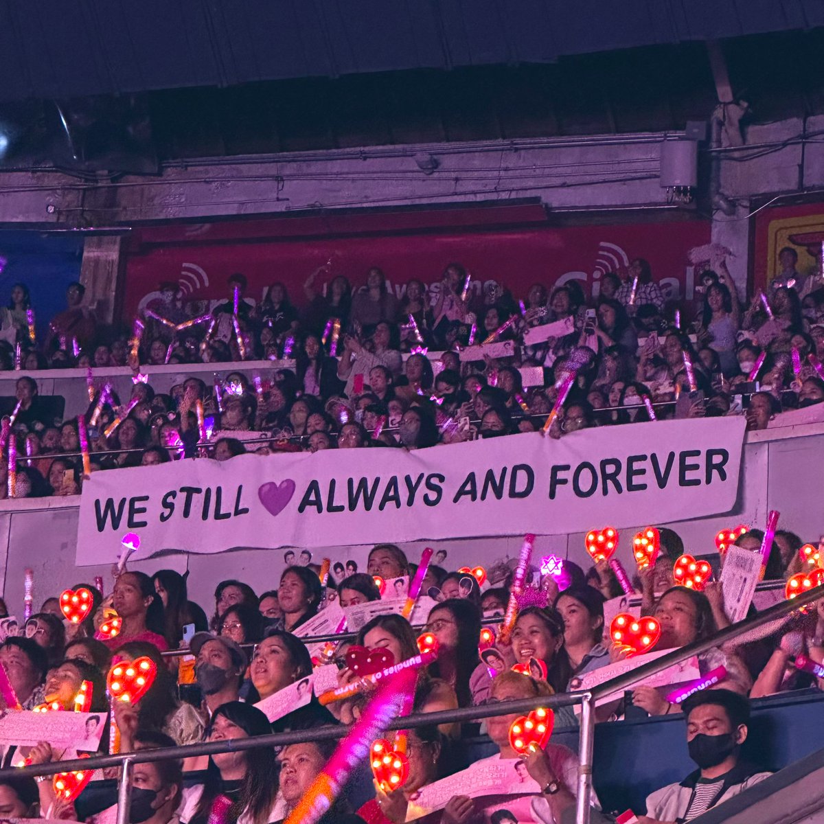 mnlcncertjunkie's tweet photo. Always and Forever with our Nunu 🥹🫶🏻

So much love from PH #AROHA
We’re sure he felt that, too.

#DunkinPHBundlesofCHArm
#ChaEunWooDunkinPH 
@dunkinph 
@cnca_media
@chaeunwoophofc
@AranetaCity @TheBigDome https://t.co/yGSKAEmnCu