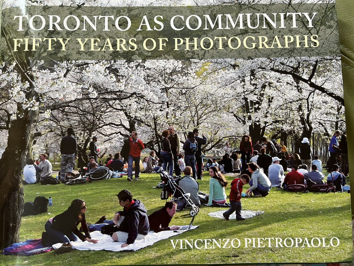 🙏 <a href="/VincePeterPaul/">Vincenzo Pietropaolo</a> for this chapter in <a href="/cormorantbooks/">Cormorant Books</a> ‘Toronto as Community. Fifty Years of Photography’. <a href="/SHJNetwork/">Shelter and Housing Justice Network</a> #homelessemergency #homelessdeaths
People this book is a love story of Toronto. ♥️
