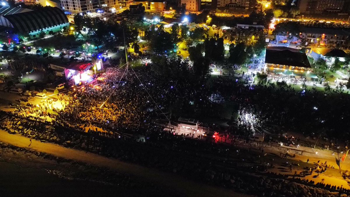 Tatvan'da Doğu Anadolu Fuarı muhteşem bir konser ile sona erdi.

Mustafa Ceceli konserimizde onbinlerce kişi Tatvan sahiline akın etti..
<a href="/EminGeylani/">Mehmet Emin GEYLANİ</a>
<a href="/Furkankaymaz82/">furkan kaymaz 🔱</a>