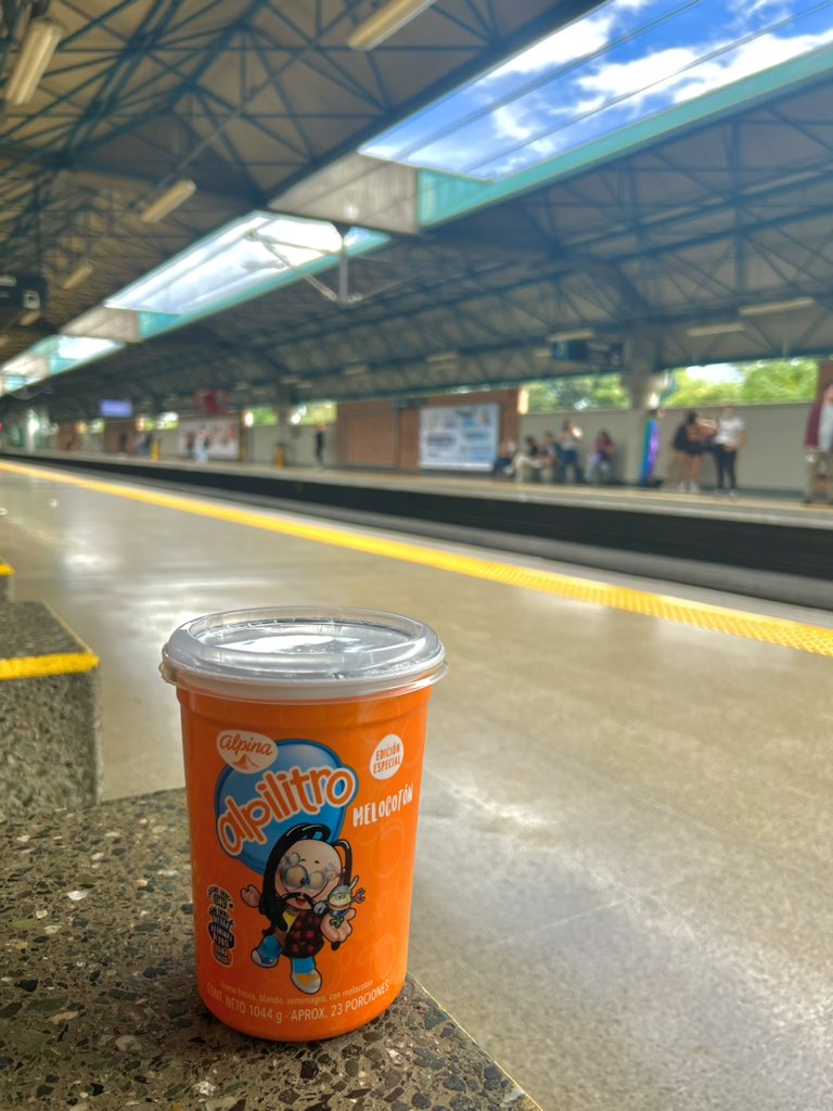 La_Rolitaaaa_26's tweet photo. Mi niña interna está muy feliz 🥰 #alpilitro #medellin @Alpina https://t.co/JlP91Scav9