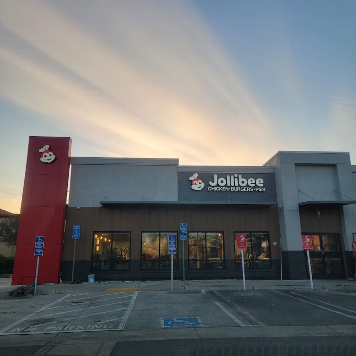 Joseph_Narvaez's tweet photo. I'm at Jollibee in Brentwood, CA https://t.co/YtgpKnlsPT https://t.co/xDHPNpE4Up