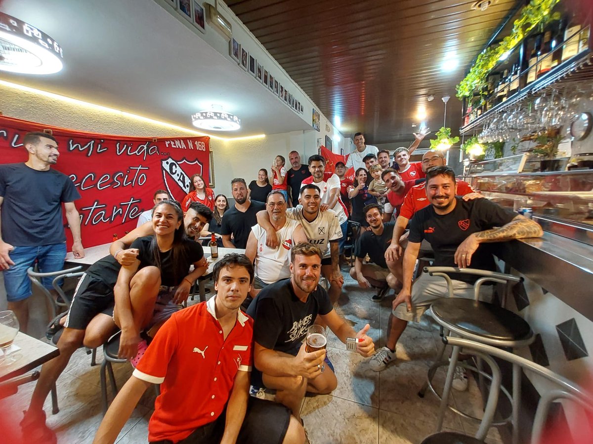 Que gane el Rojo y todo el año es carnaval 🎉 #Independiente venció 1-0 a #Huracán en el Libertadores de América con gol de <a href="/mcaute7/">Martin Cauteruccio</a> y en Avellaneda se sintió todo el aliento desde Catalunya 🇦🇹✨ La Peña 168 presente alentando al Rey de Copas en el Bar 504. Siempre #TodoRojo🔴