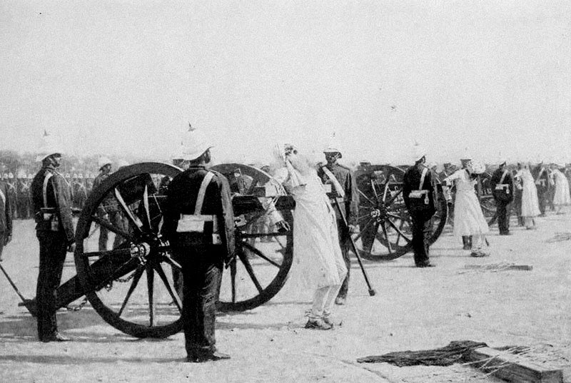 Dario_Madrid_F's tweet photo. Hoy les he explicado en que consistía la condena a muerte que los ingleses llamaban "hanged, drawn and quartered“. En la India utilizaron otra modalidad más imaginativa: ataban a los cipayos  a la boca de un cañón y lo disparaban. Se trataba de un doble castigo: la muerte y la imposibilidad de la reencarnación. Para la religión hindú, el cuerpo debe estar completo después de la muerte para poder reencarnarse, de lo contrario es imposible.