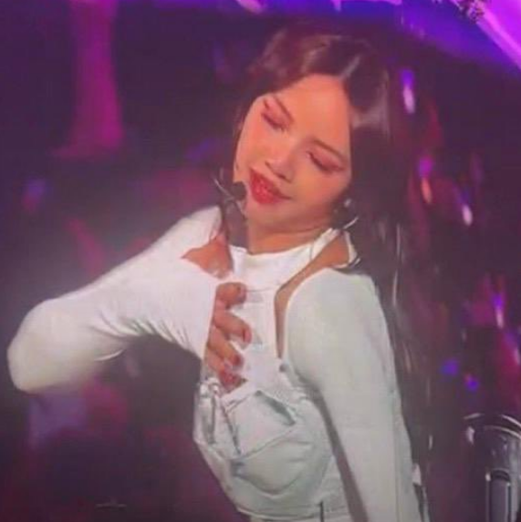AboutMusicYT's tweet photo. BLACKPINK's Lisa is gorgeous at BST Hyde Park. https://t.co/RohWDbpDps