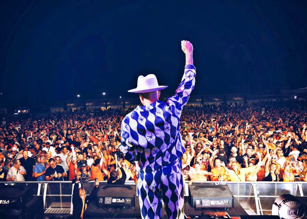 Billboards, personalised shirts and 60ft LED Screens… It’s a funny old game. I hope my luck doesn’t change anytime soon ❤️☘️🙏🏻 <a href="/Clockwork_OClub/">ClockworkOrangeClub</a>