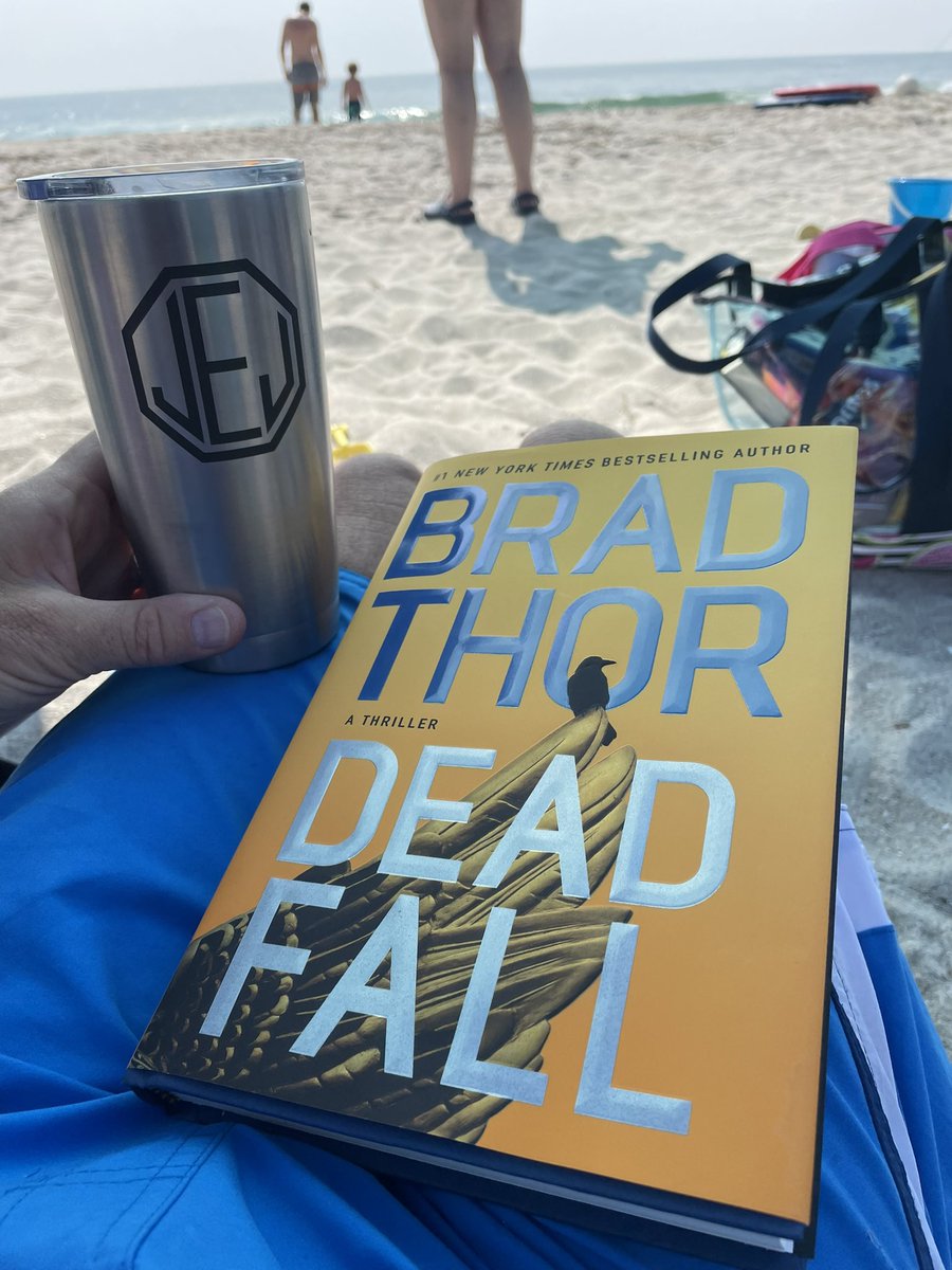 JonEvansWECT's tweet image. A beer, the beach and a @BradThor thriller = a good day. 
Thanks @AtriaMysteryBus!  #deadfall