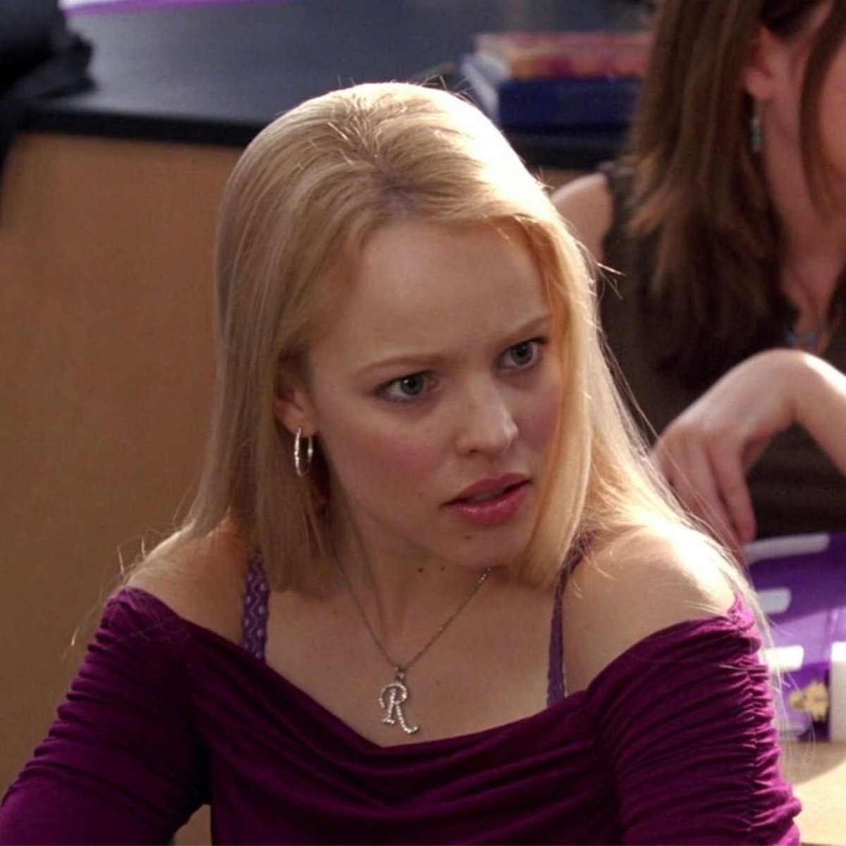 PopCulture2000s's tweet photo. hot girls wear initials necklaces https://t.co/pCCHlsbQbP