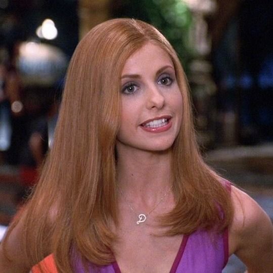 PopCulture2000s's tweet photo. hot girls wear initials necklaces https://t.co/pCCHlsbQbP