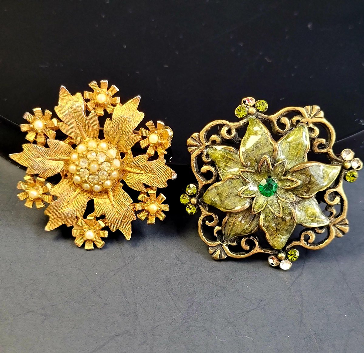 rina19545896's tweet photo. Excited to share the latest addition to my #etsy shop: Set of 2 small flower brooches, small green brooch,antique brooches for women https://t.co/lmzCavSLwK #gold #wedding #floral #green #no #pearl #women #stone #artdeco https://t.co/H9gXTUjPir