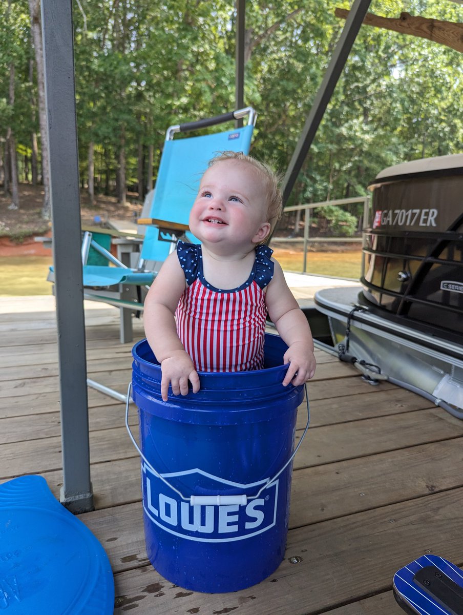 ZackMyers11's tweet photo. When it's Fourth of July weekend, but you have projects to do (@hillarybreanne) https://t.co/V6esIhIvgZ