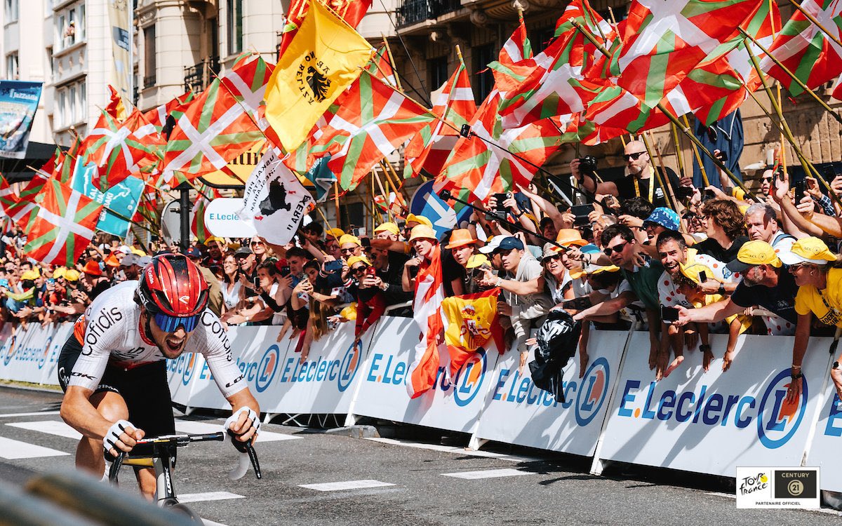📸 😍 Eguneko irudia! 🔴⚪️🟢 💥 🏁

📸 😍 ¡La foto del día! 🔴⚪️🟢💥 🏁

💛 #GrandDépartPaysBasque2023 💛 #ongieTOURri 
💛 #TDF2023  

📸 A.S.O. / <a href="/jeredgruber/">Jered Gruber</a> &amp; <a href="/a_gruber/">Ashley Gruber</a>