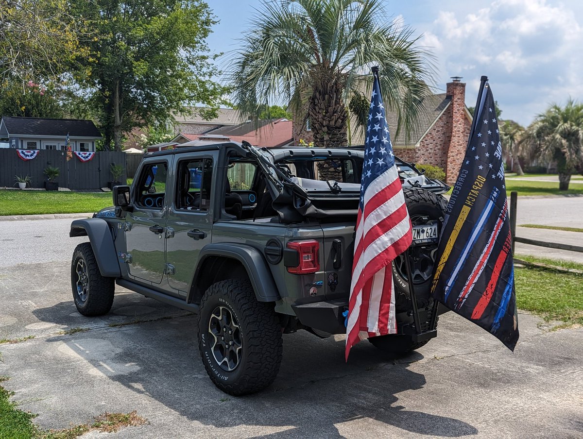 🇺🇸 Happy #FourthOfJuly! 🎉 Honoring our heroes and those who keep us safe. The American flag stands tall alongside the flag recognizing corrections officers, dispatchers, nurses, police officers, firefighters, and our brave military. 🚒👮‍♀️👩‍⚕️🚁🔥 #IndependenceDay #GratefulNation