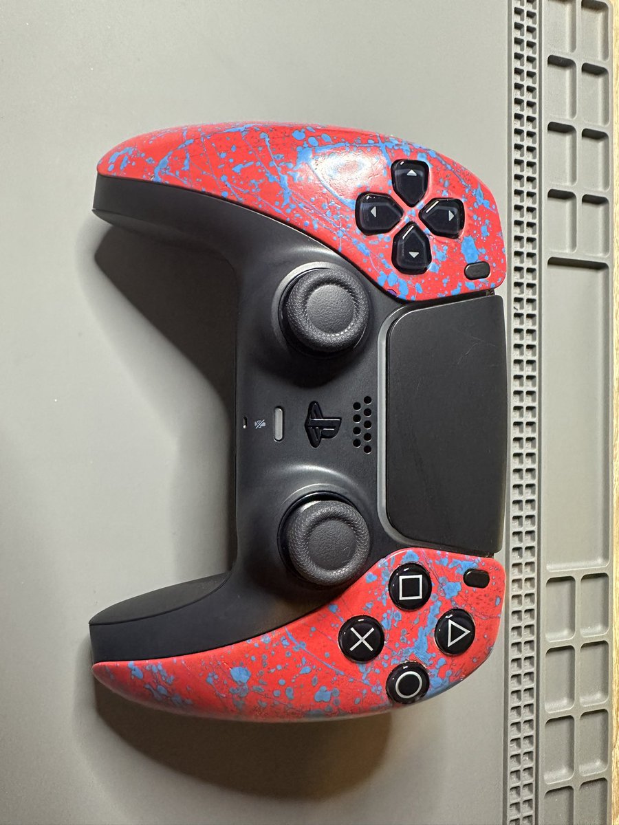 OrionController's tweet image. Who remembers this controller that came to us for a repair? 
Finally got round to fixing it, also changed out any white buttons for black including the trim, replaced the back shell and added two buttons instead of paddles 
Came out absolutely amazing, very happy with this one!