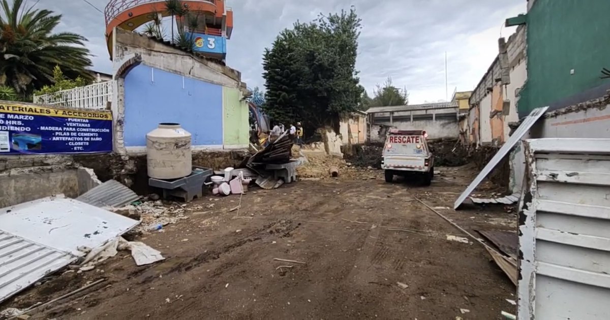 CruzRojaGT_'s tweet photo. #ColapsoEstructural 🚨 Muro que colinda con un restaurante en la 4a. Calle 14 Avenida zona 3 de Quetzaltenango, colapsa y cae sobre varias personas.
#CruzRojaGT junto a CVB en labores de rescate en el lugar.
#NoPodemosPararAfueraNosNecesitan https://t.co/hbQbDw6LwQ