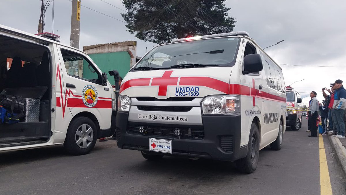 CruzRojaGT_'s tweet photo. #ColapsoEstructural 🚨 Muro que colinda con un restaurante en la 4a. Calle 14 Avenida zona 3 de Quetzaltenango, colapsa y cae sobre varias personas.
#CruzRojaGT junto a CVB en labores de rescate en el lugar.
#NoPodemosPararAfueraNosNecesitan https://t.co/hbQbDw6LwQ