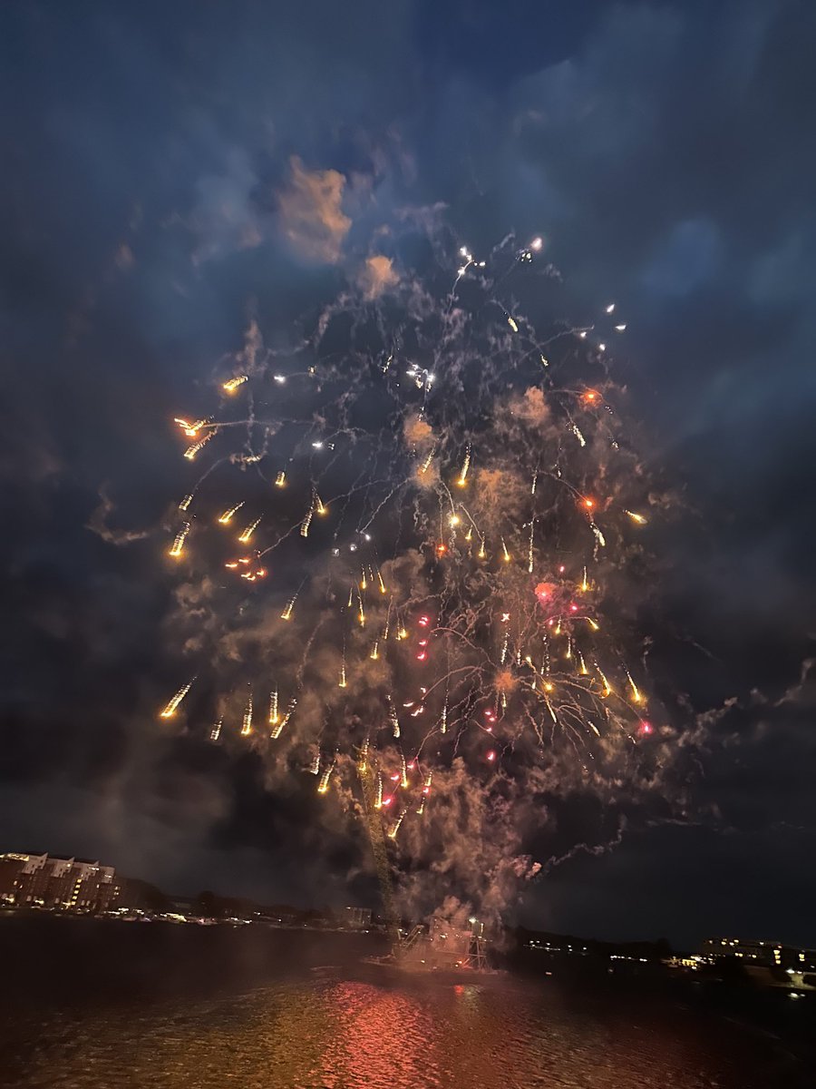 SacherRainer's tweet photo. Mit diesem Feuerwerk schließt das #WadJ 2023 in #Wilhelmshaven https://t.co/KBRncKV97b