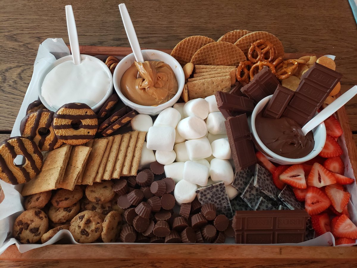 SophiaBornToRun's tweet photo. I took a chance and made this for our family get together today. It was a hit!🥰❤️
#Smores #Charcuterie #Chocolateoverload https://t.co/O6rL8w7XEc