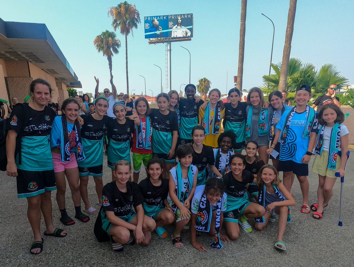 BarazaJuan's tweet photo. Niñas que hacen grande el baloncesto ! Niñas que hacen grande el deporte! 1039 km unidos por una pelotita 🏀. Que alegría haberos conocido 🎶🥁@CB_Brion @CABESTEPONA #febminif2023 https://t.co/gy61uKCX8E