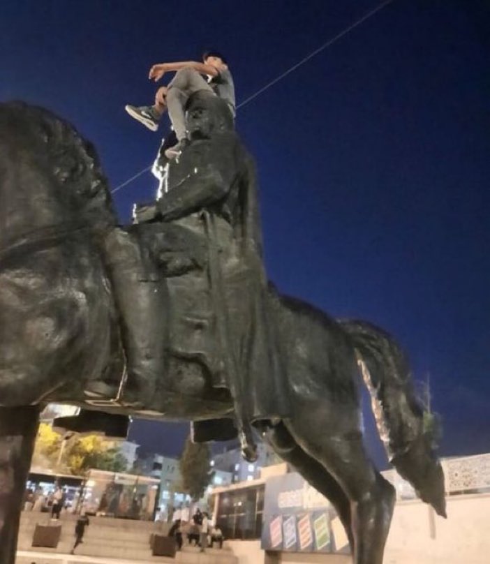 medreyata's tweet photo. Sorun bu şerefsizliği Suriyeli sığınmacının yapması değil; Türk devlet ve değerleri ayaklar altına alınırken ona ses çıkarmayanlardır. 
Bu namussuza haddini bildir bak bakalım bir daha biri yapabiliyorlar mı?
Değil mi ‘milli’ AKP ve Saray? https://t.co/9kUfeJgEeI