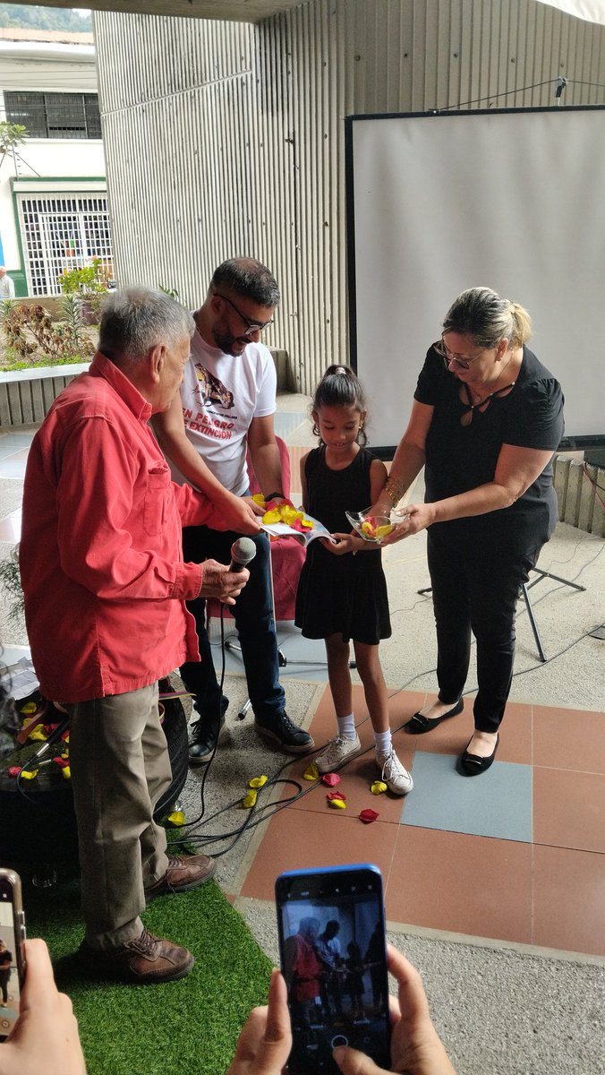 juancperez76's tweet photo. #AmarEsPoesia que orgulloso de mi hermano @ToroBelisario bautizando en la #FILVEN2023 en #Merida su libro con apoyo de @gobernacionmrd y nuestro hermano @JEHYSONGUZMAN quien además realizó su prólogo #PorAmorAMerida estuvimos acompañandolo en tan extraordinario acto https://t.co/vFgilUFJb5